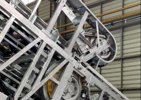 Opaque Balustrade Escalator V Type Handrail step chain roller out side